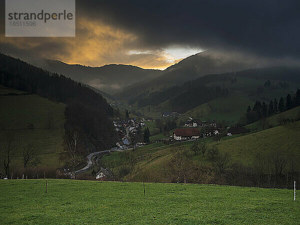 Malerische Aussicht auf Berglandschaft und Häuser  Yach  Elzach  Baden-Württemberg  Deutschland