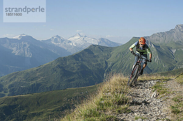 Mountainbiker fährt bergauf  Zillertal  Tirol  Österreich