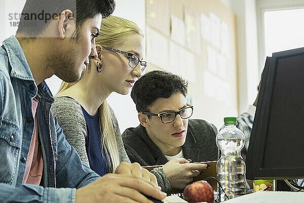 Universitätsstudenten studieren in der Computerlaborschule  Bayern  Deutschland