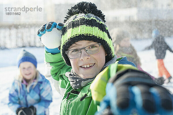 Porträt eines Jungen  der Schneeball wirft