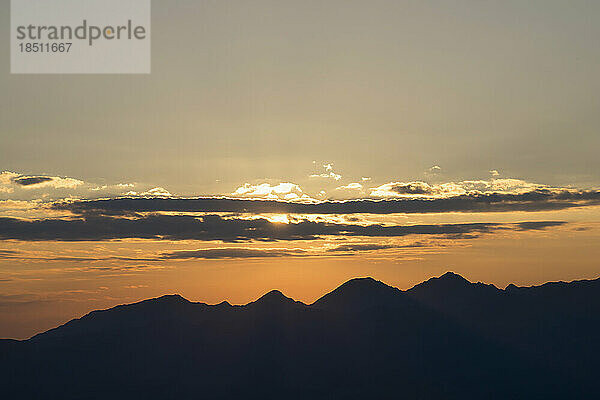 Silhouette von Bergen in alpiner Landschaft bei Sonnenaufgang  Zillertal  Tirol  Österreich