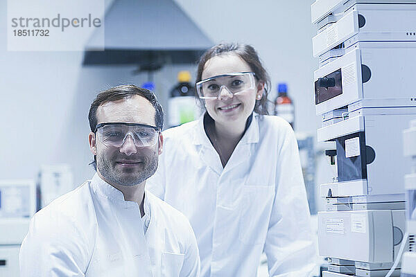 Porträt glücklicher Wissenschaftler in einem Labor  Freiburg im Breisgau  Baden-Württemberg  Deutschland