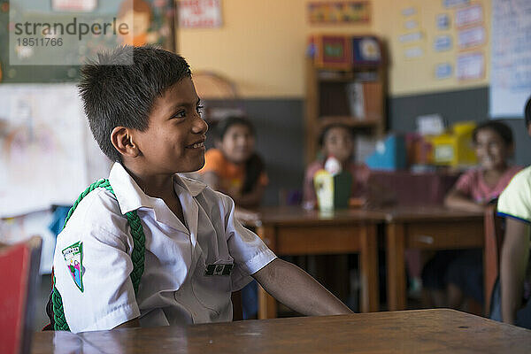 Peruanischer Junge achtet im Klassenzimmer auf seinen Lehrer
