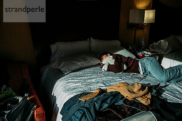Teenager-Mädchen schläft tagsüber im Hotelbett