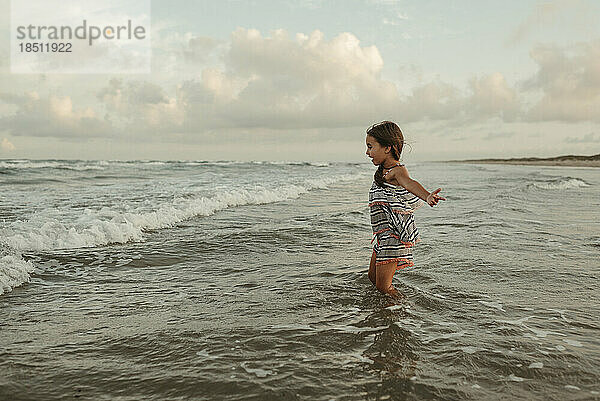 Mädchen spielen in den Meereswellen in Corpus Christi  Texas