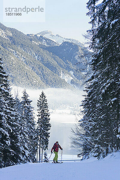Skifahrer geht auf Schneeberg