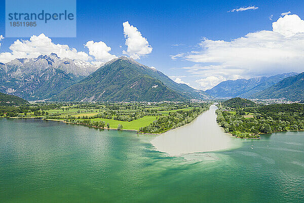 Luftaufnahme des Flusses Adda  der in den Comer See  Lombardei  Italien mündet