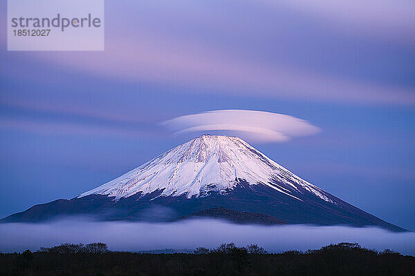 Langzeitbelichtungsaufnahme einer linsenförmigen Wolke über dem Berg Fuji