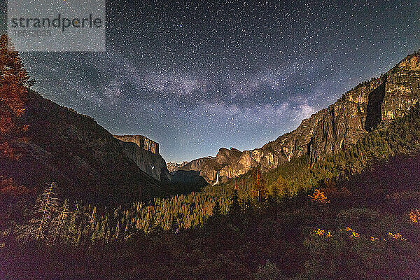 Milchstraßensterne erstrecken sich über dem Yosemite Valley am Nachthimmel.