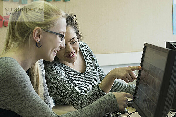 Universitätsstudenten arbeiten am Computer in der Laborschule  Bayern  Deutschland