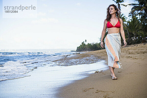 Solo-Frau im Bikini mit Handtuch am Strand in Puerto Rico