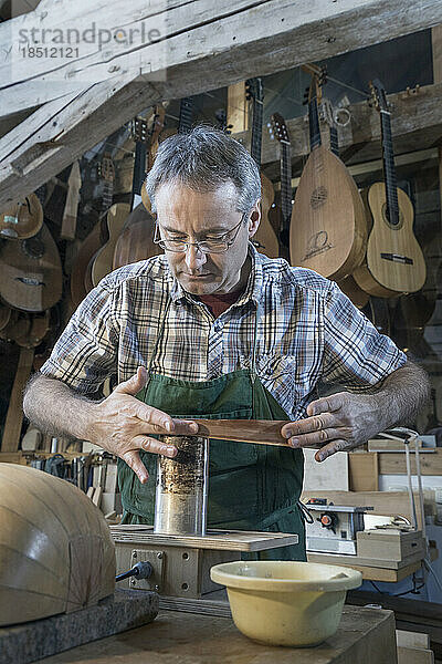 Handwerker stellt Laute in der Werkstatt her