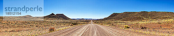 Gerade Straße in der Namib-Wüste  Trias Mountain  Namibia  Afrika