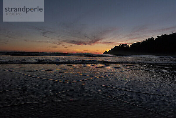 Sonnenuntergang entlang der Küste von Oregon in der Nähe von Cannon Beach