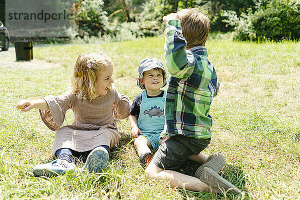 Nahaufnahme von drei kleinen Kindern  die an einem sonnigen Tag zusammen spielen