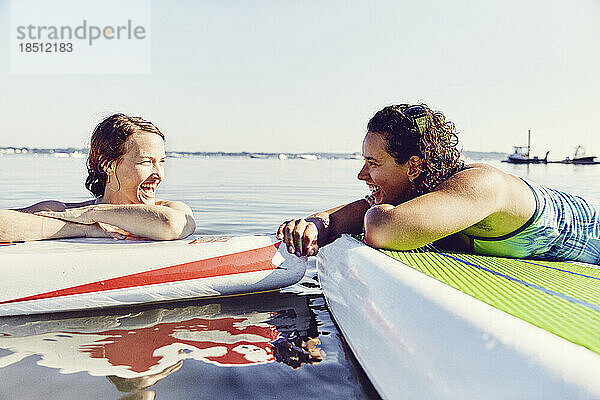 Zwei junge Freundinnen auf Standup-Paddle-Board in Casco Bay  Maine