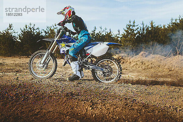 Junger Mann auf einem Dirtbike  der Reifen schläft