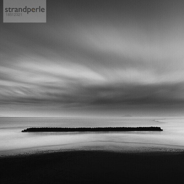 Wellenbrecher Meer und bewölkter Himmel  Präfektur Shizuoka  Japan