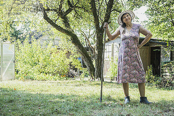 Ältere Frau mit einem Rechen im Garten  Altötting  Bayern  Deutschland