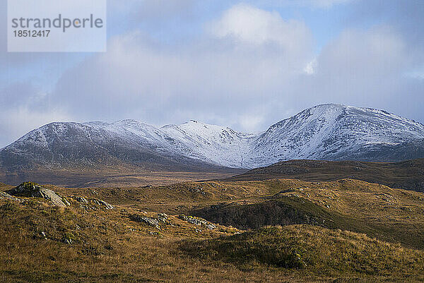 Winterlandschaft mit Gipfeln rund um Loch More Sutherland Schottland  Vereinigtes Königreich