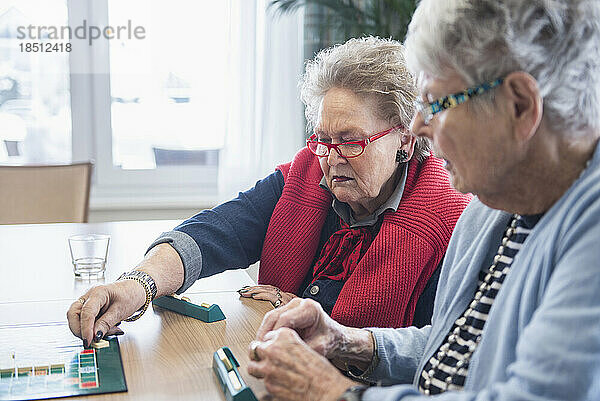 Ältere Frauen spielen Brettspiel im Altersheim