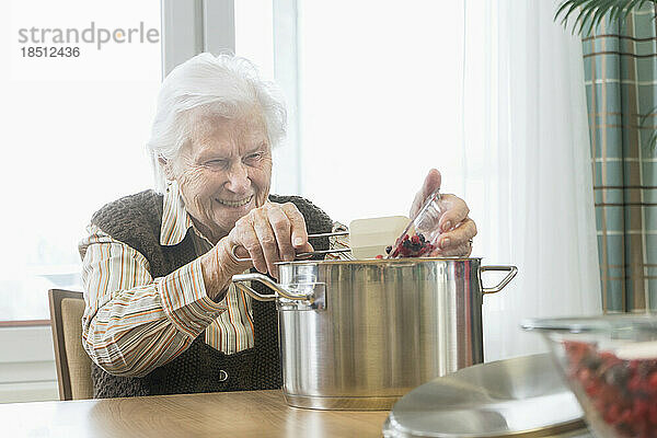 Ältere Frau bereitet Essen im Pflegeheim zu