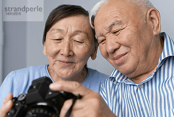 Älteres Paar genießt das Fotografieren mit Digitalkamera zu Hause