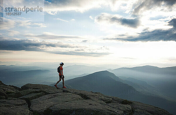 Trailrunner-Mann geht entlang eines Bergrückens