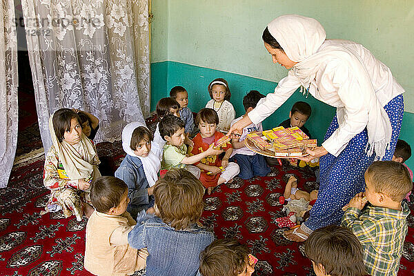 Eine Lehrerin verteilt Snacks in einer Vorschule in Kabul.