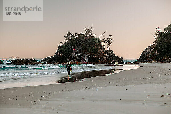 Surfsession bei Sonnenaufgang am Pass in Byron Bay