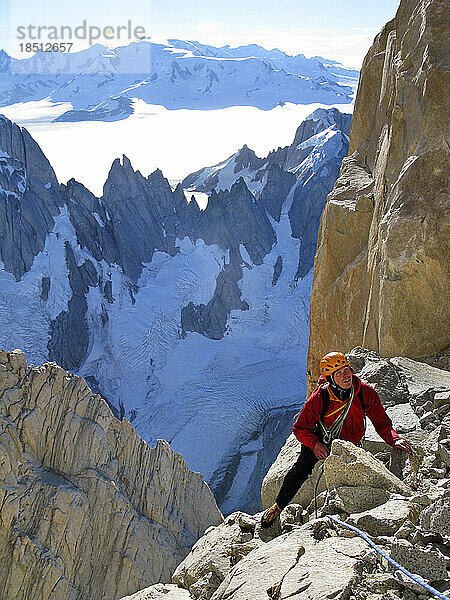Ein Bergsteiger klettert auf den Nordwestgrat des Cerro Fitz Roy im argentinischen Patagonien