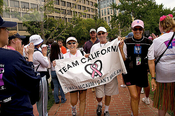 Ein Paar absolviert einen Brustkrebs-Spaziergang in Washington  D.C.