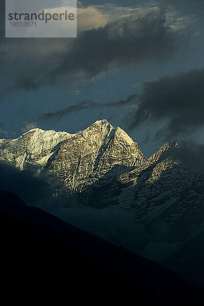 Kusum Kanguru ist in der Abenddämmerung in der Everest-Region von Wolken umgeben.