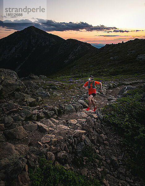 Trailrunner mit Stirnlampe läuft auf dem Frankengrat