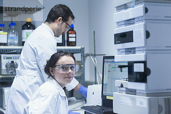 Junge Wissenschaftler arbeiten in einem Labor  Freiburg im Breisgau  Baden-Württemberg  Deutschland