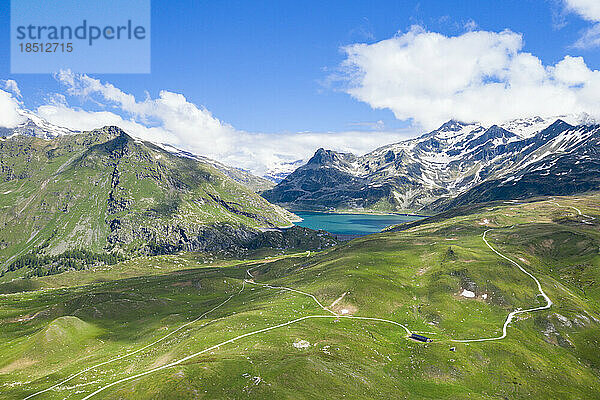 Luftaufnahme von Andossi und dem Montespluga-See  Valchiavenna  Italien