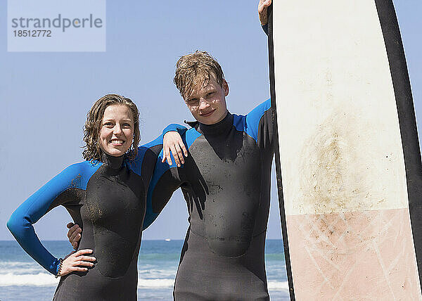 Mann und Frau mit Surfbrett am Strand von Sopela  Biskaya  Baskenland  Spanien