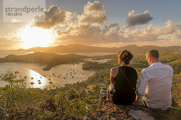 Mann und Frau bewundern den Sonnenuntergang über English Harbour  Antigua