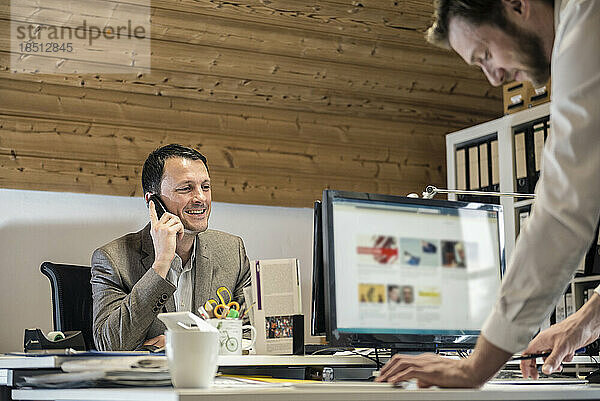 Zwei Geschäftsleute arbeiten am Computer in einem Büro  Bayern  Deutschland