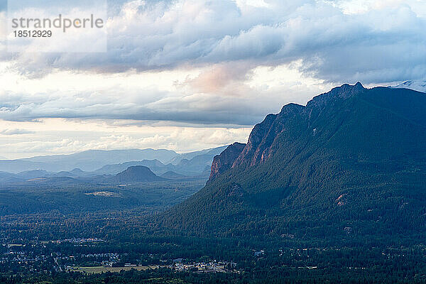 Bewölkter Sommersonnenuntergang am Mt. Si  Washington mit einer kleinen Stadt am Fuß