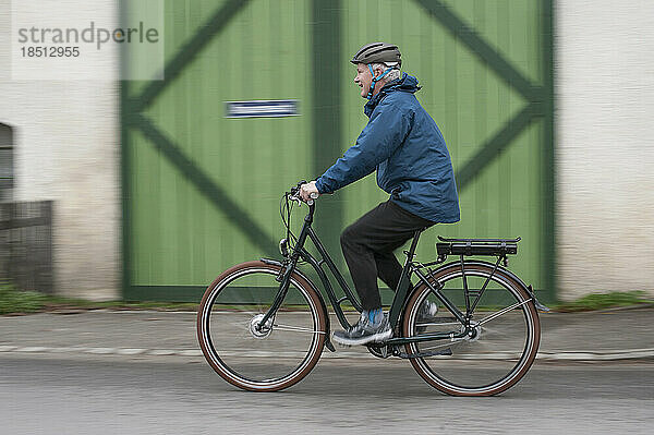 Reifer Mann mit Fahrradhelm auf seinem Fahrrad  Bayern  Deutschland