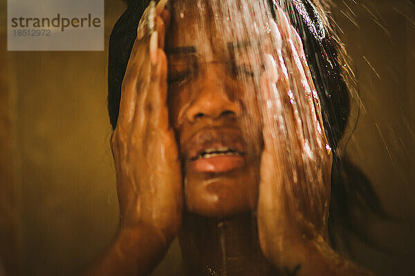 Schwarze Frau unter der Dusche