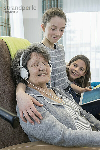Ältere Frau verbringt Zeit mit Enkelkindern im Altersheim