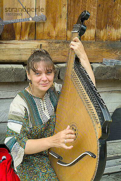 Frau spielt traditionelle Bandura-Musik in Listwjanka  Sibirien  Russland