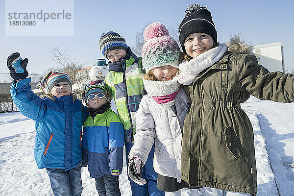 Porträt von Kindern in Winterkleidung