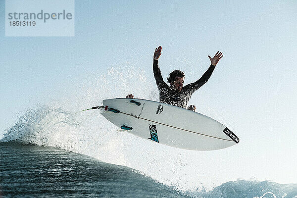 Nahaufnahme des brasilianischen Profi-Surfers Vicente Romero bei einer Luftaufnahme