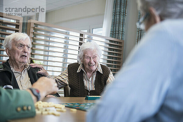 Senioren haben Spaß beim Brettspiel im Altersheim