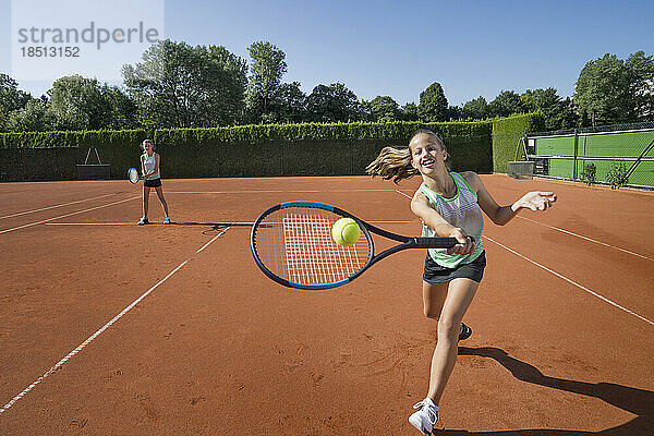 Mädchen spielen Tennis an einem sonnigen Tag  Bayern  Deutschland