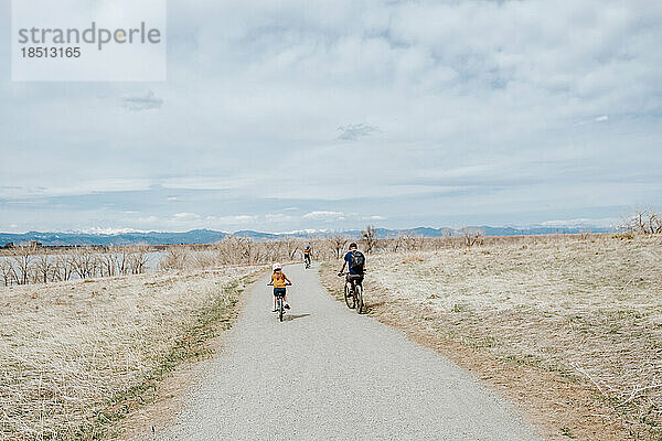 Familie fährt an einem sonnigen Tag Fahrrad