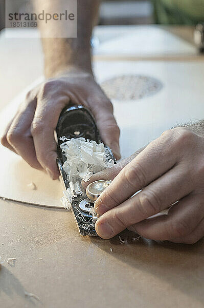 Holzspäne des Lautenherstellers in der Werkstatt